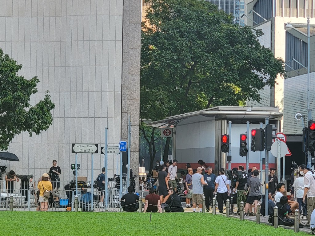 《怒火漫延》剧组在中环皇后像广场一带封街拍摄大型警匪追逐驳火戏。