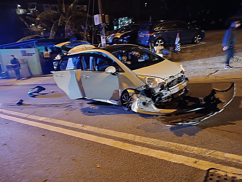 私家车车头严重损毁。香港铁骑馆(吹水区)