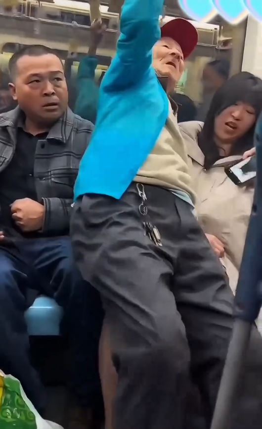 上海地鐵老翁強行坐在女乘客腿上。抖音