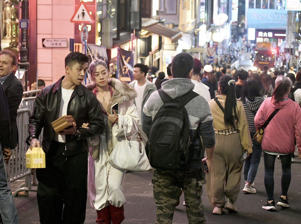 不少市民在蘭桂芳感受跨年氣氛。何君健攝