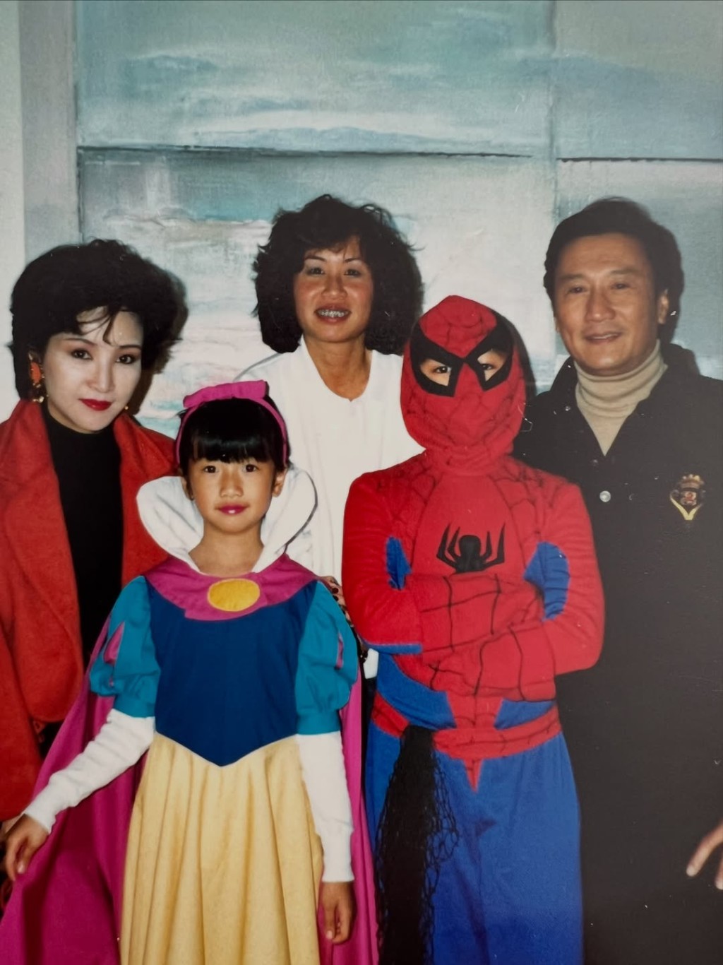 謝婷婷趁母親節，上載舊日家庭照，謝賢狄波拉顯明星風範，謝霆鋒極鬼馬。