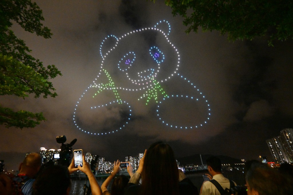 荃灣各界慶祝香港回歸27周年「慶回歸無人機表演」活動，當晚有350架無人機於荃灣海傍表演，砌出多組不同的圖案。 蘇正謙攝