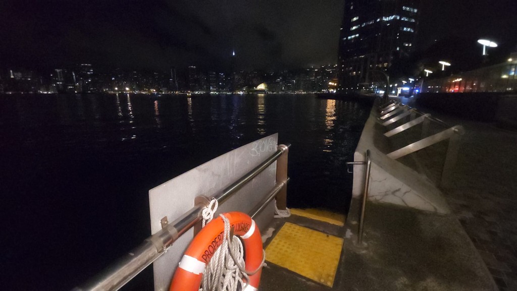 警員在岸邊搜證時，發現屬於女事主的部分隨身物品。黎志偉攝