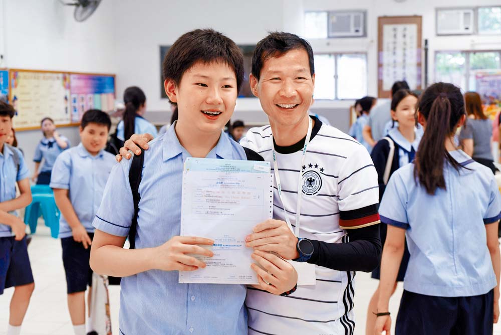 高同學獲派聖芳濟書院,班主任送上祝賀與勉勵。 高同學獲派聖芳濟書院,班主任送上祝賀與勉勵。