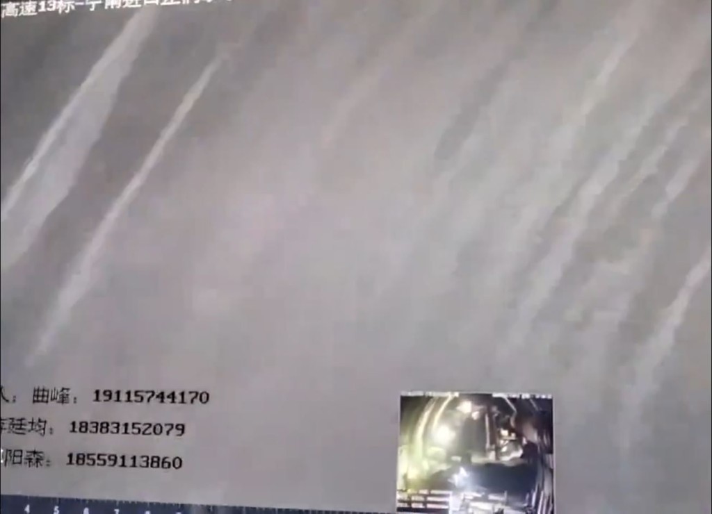 四川隧道地盤湧入「洪水」，監控鏡頭也被淹。  