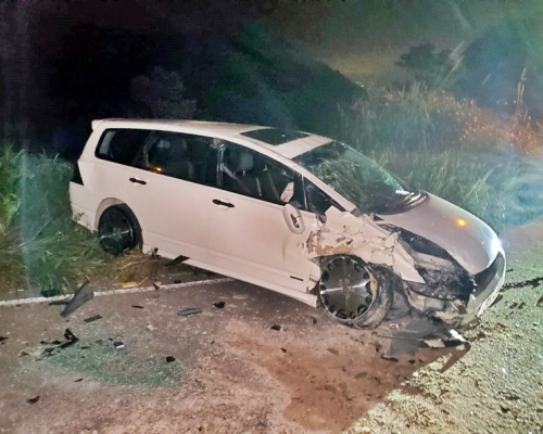 七人車車頭損毀,擋風玻璃爆裂。
