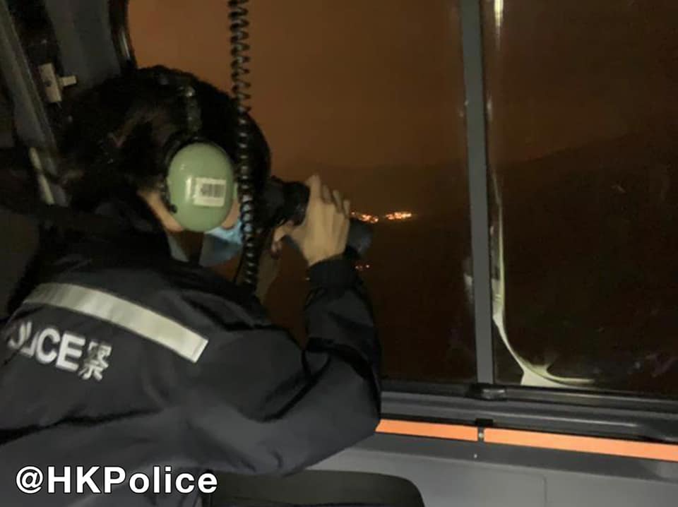 警員在直升機上使用望遠鏡搜索。警察FB