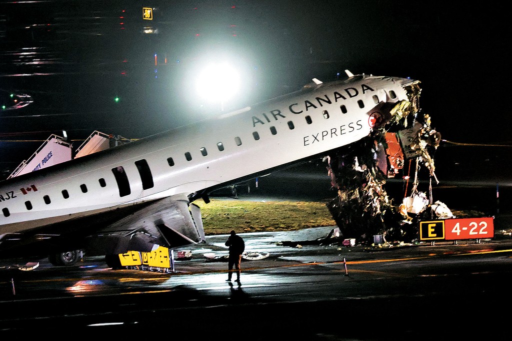 加拿大快運航空客機在紐約拉瓜迪亞機場跑道上，與一輛消防車碰撞後，機鼻嚴重損毀。 