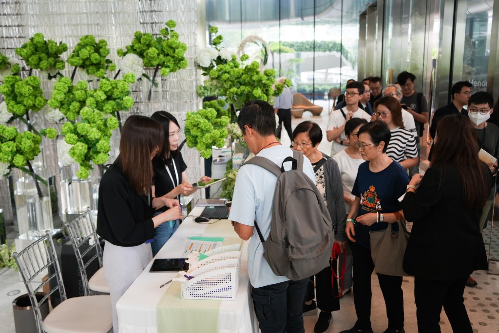 展覽首日開場即人頭湧湧，不少市民前來悼念。