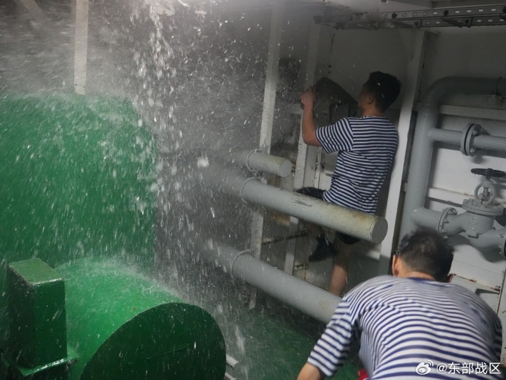 解放军官兵加强舰艇救火及堵塞的训练。东部战区