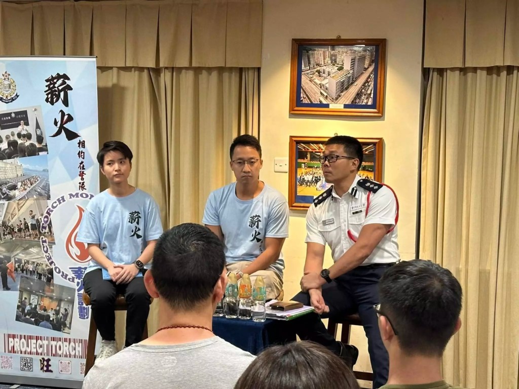 吳志忠(右)掌管旺角警區期間,「薪火計劃」成功招募不少年輕人加入警隊效力。 吳志忠(右)掌管旺角警區期間,「薪火計劃」成功招募不少年輕人加入警隊效力。