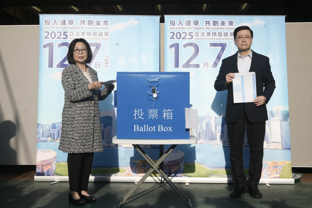 李家超偕夫人到羅便臣道票站投票。 李家超偕夫人到羅便臣道票站投票。