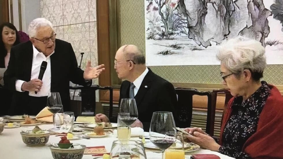 基辛格访华与陈元、傅莹等人在饭桌上 。