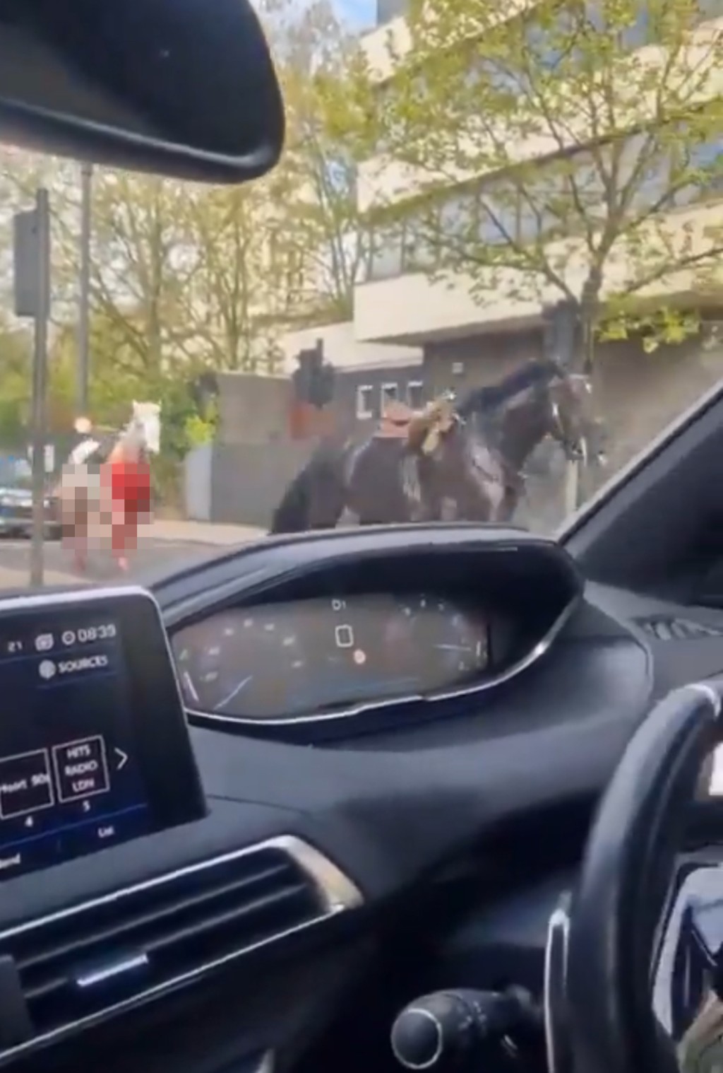 網傳影片顯示一黑一白軍馬在倫敦街頭暴走。 X
