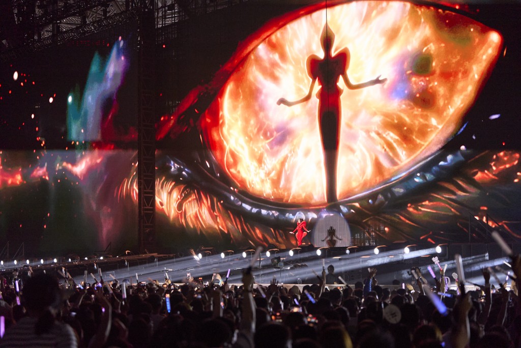 演唱會訂於明天中午12時公開發售。 演唱會訂於明天中午12時公開發售。