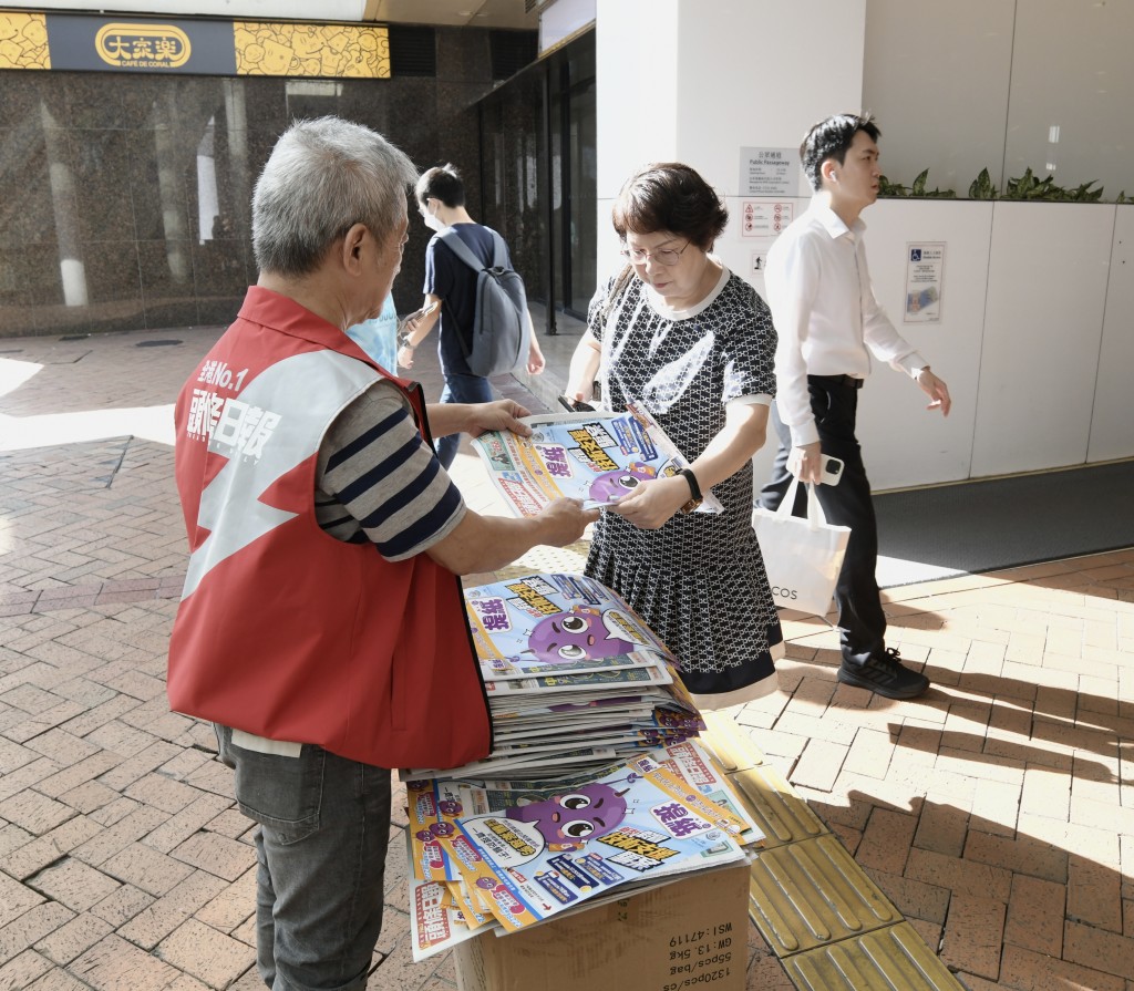 市民開心取得附送《提紙》的免費報紙。