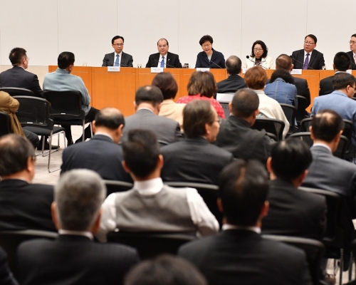 林郑月娥（左三）与港区政协委员会面。新闻处