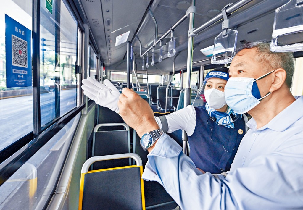 上海乘客登車時,要掃描公交「場所碼」。