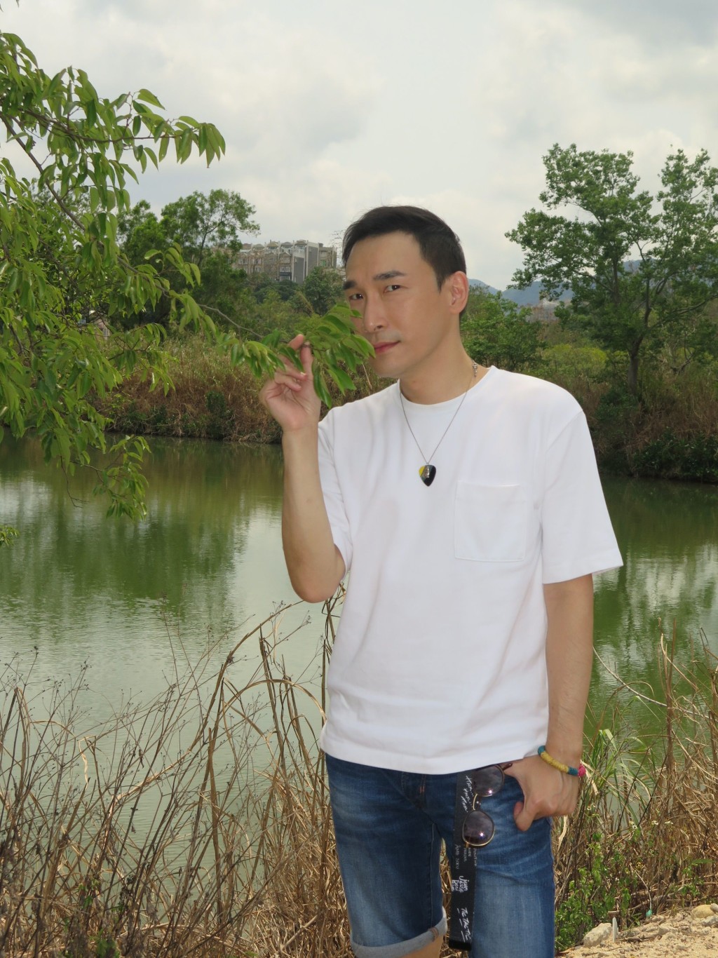 泰臣扮文青個樣，真係好鬼正。