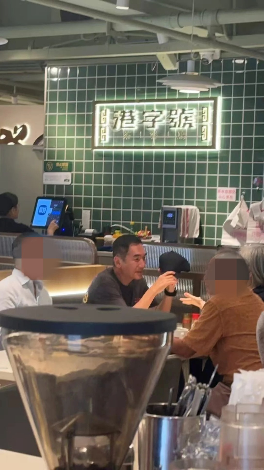 近日方中信在平民茶餐廳內與朋友聊天,外貌凍齡,完全不似63歲。 近日方中信在平民茶餐廳內與朋友聊天,外貌凍齡,完全不似63歲。