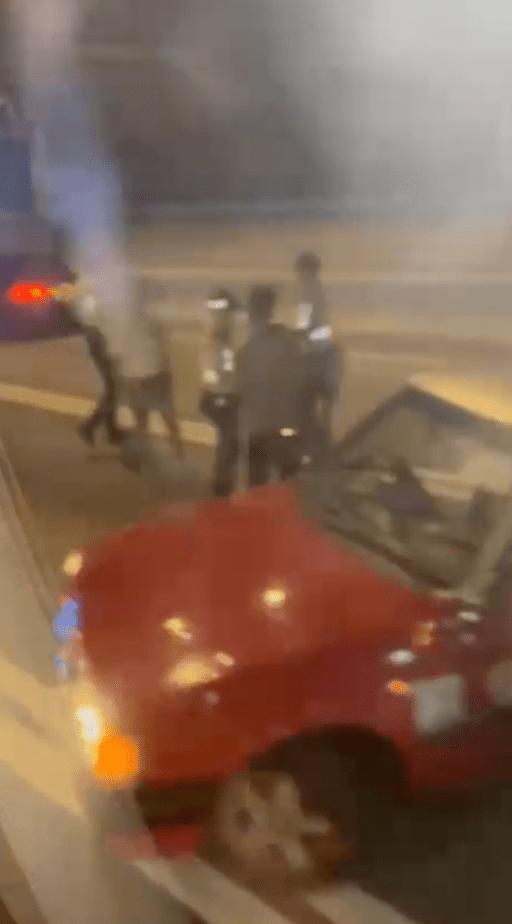 其他車輛乘客路經拍下車禍現場。Facebook「屯門公路塞車關注組」