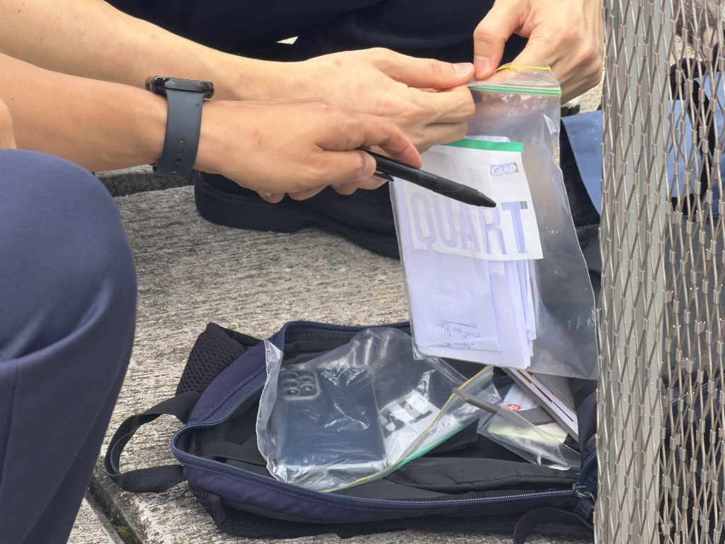 警員檢獲遺書和筆記簿等。