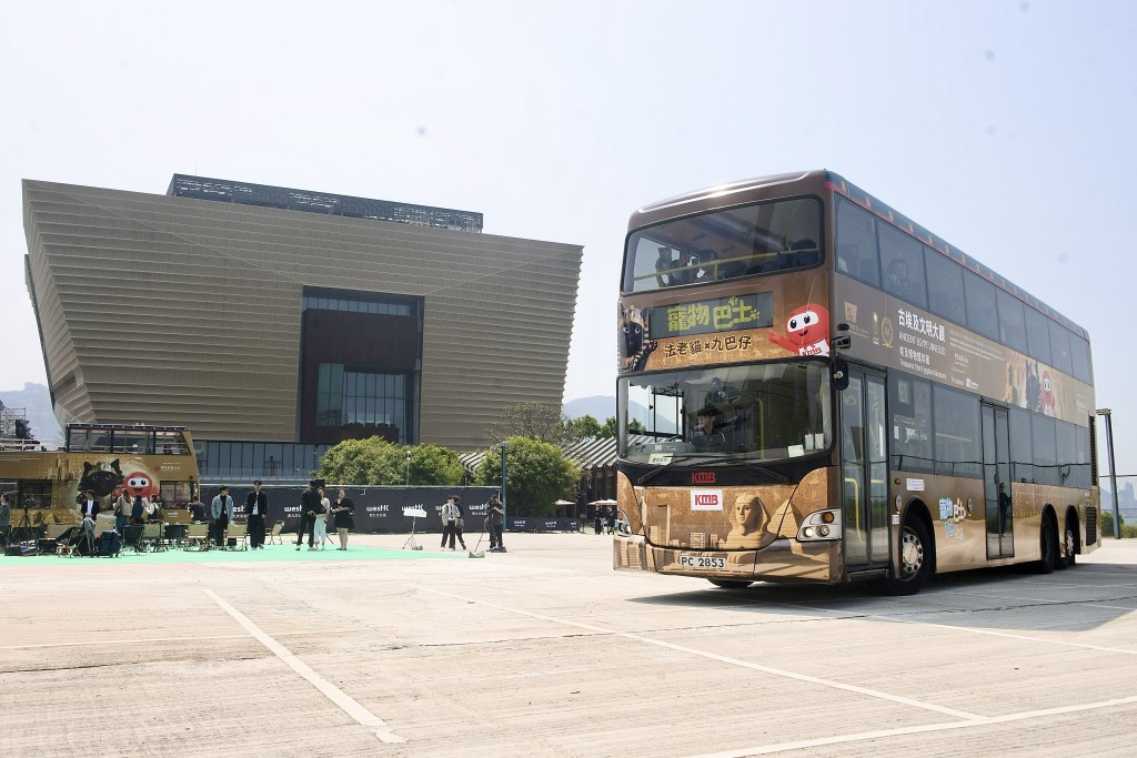 香港故宮文化博物館與九巴由今日（7日）起，聯乘推出期間限定「九巴法老貓號」共10輛主題巴士。