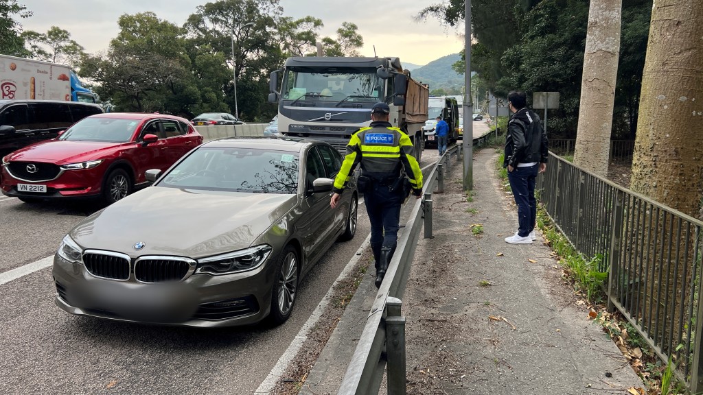 寶馬遭撞車尾，女司機輕傷送院。