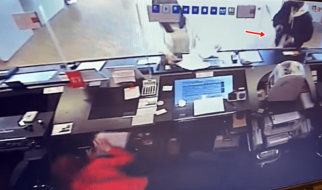 獨行賊持槍過程。 fb：突發馬路車cam大全