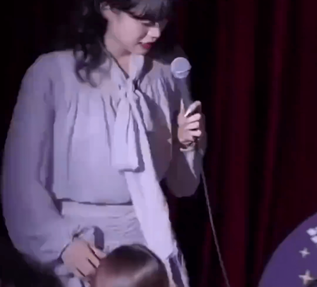 棟篤笑女藝人身穿粉紫色洋裝短裙登場。 棟篤笑女藝人身穿粉紫色洋裝短裙登場。
