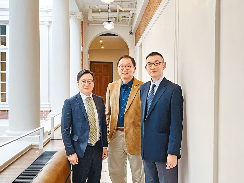 港台節目《國安法事件簿》由蘇紹聰律師、陳澤銘律師主持，本集嘉賓為黃錦輝（中）。
