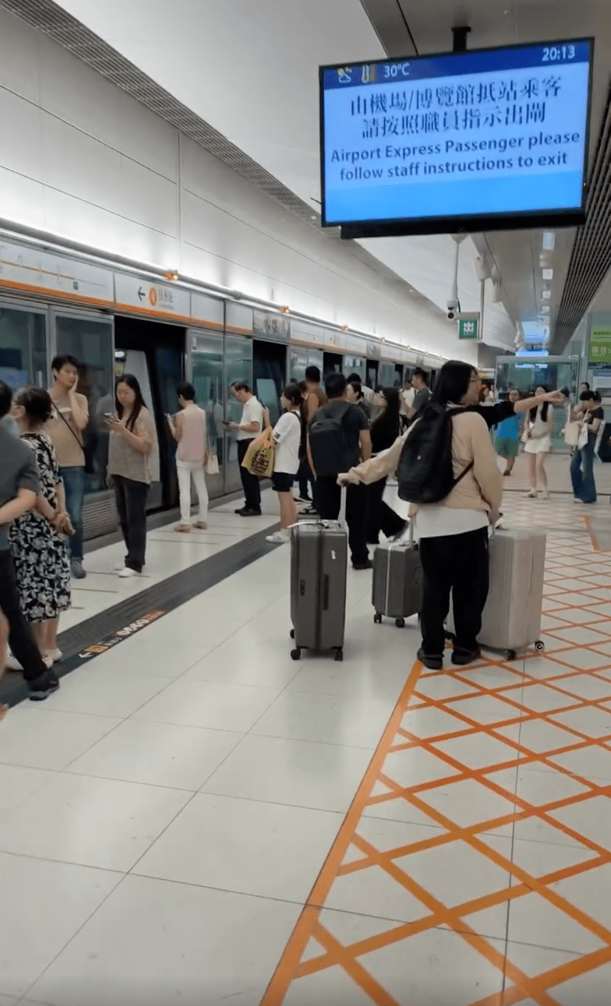 月台顯示屏向乘客作出提示。Threads「yiptakhung」影片截圖 月台顯示屏向乘客作出提示。Threads「yiptakhung」影片截圖