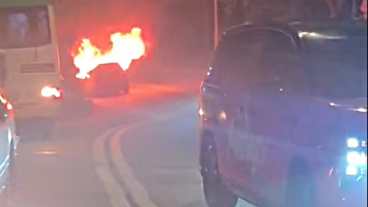 肇事汽車火光熊熊。網圖