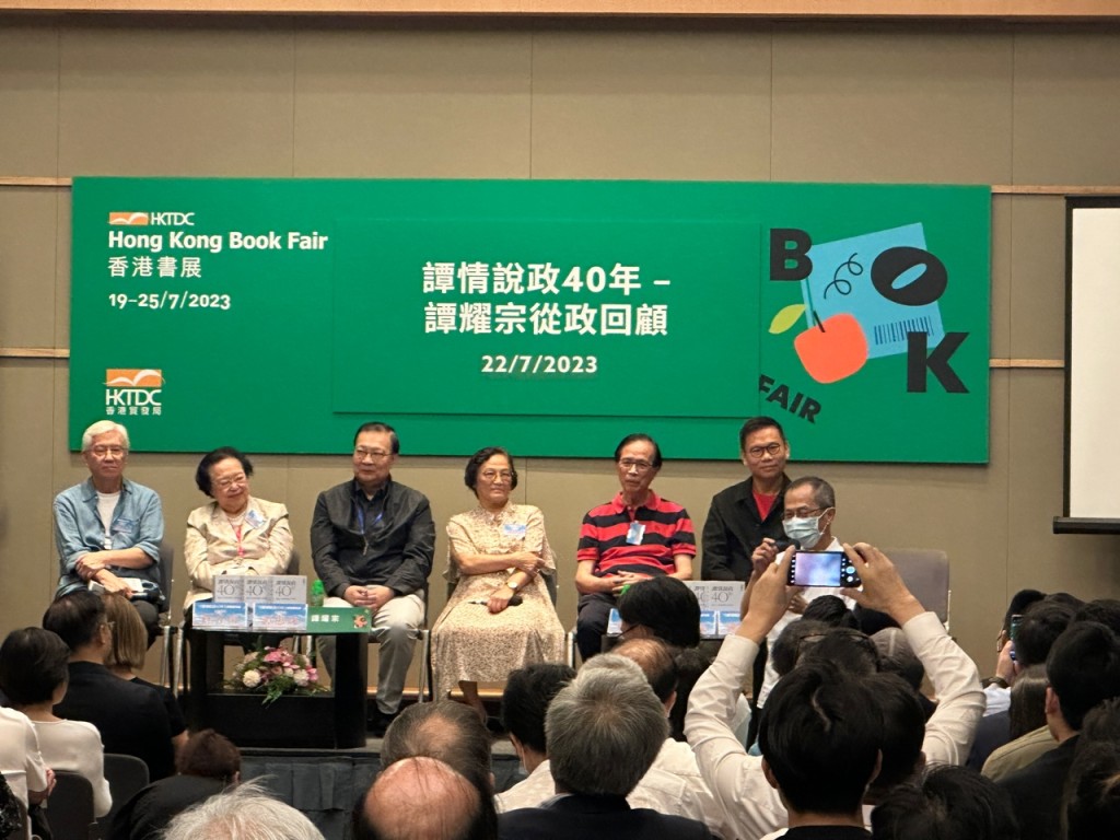 出席分享會的嘉賓包括程介南(左一)、譚惠珠(左二)、林淑儀(右三)、簡志豪(右二)及陳恒鏔(右一)。陳子悠攝