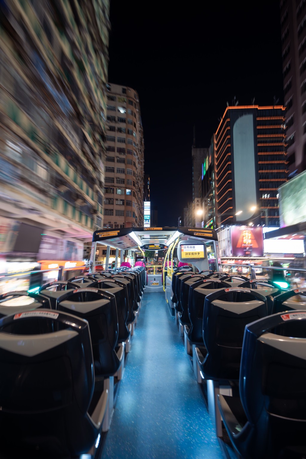 遊客可在開篷巴士上無遮擋觀賞香港獨一無二的夜景。九巴提供