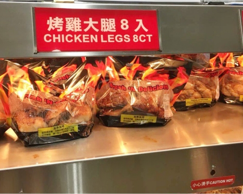 一名大媽狂拆燒雞袋，被網民批評做法不衛生。網圖