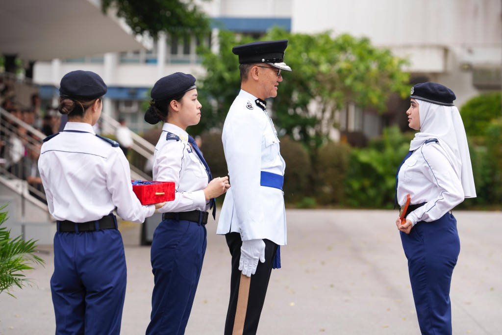 少年警訊周年會操檢閱官警務處處長蕭澤頤(右二)頒發「全場最優秀隊員」獎予伊斯蘭脫維善紀念中學中六學生Zahad Khadija(右一)。 少年警訊周年會操檢閱官警務處處長蕭澤頤(右二)頒發「全場最優秀隊員」獎予伊斯蘭脫維善紀念中學中六學生Zahad Khadija(右一)。