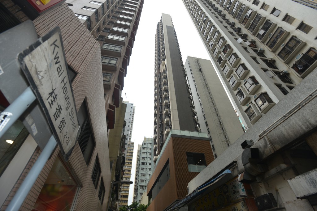 西营盘荟臻高层C室，获同区租客以600万元连租约购入，呎价约23,166元，按月租约2万元计，租金回报约4厘。