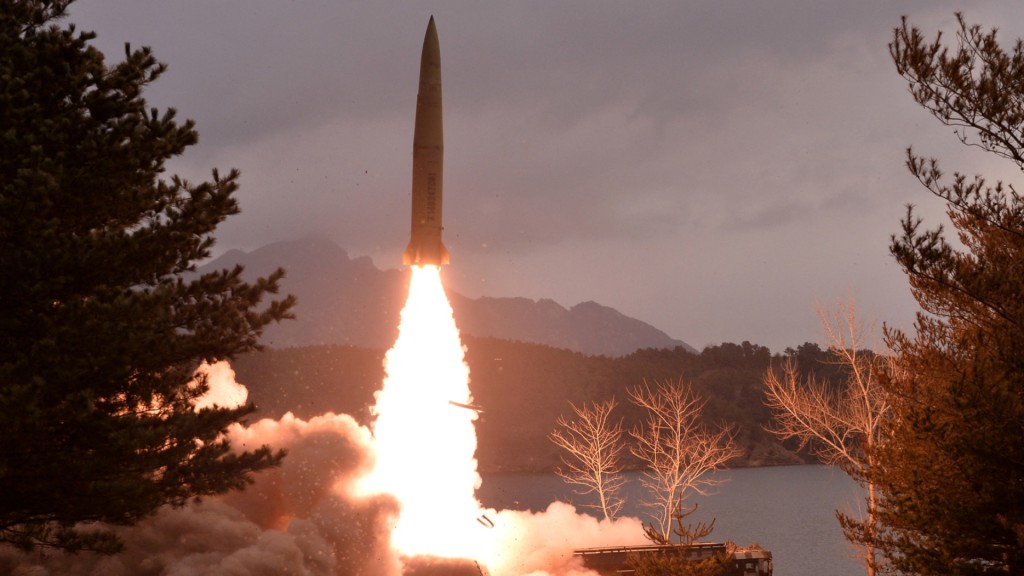 北韓於周二亦曾發射兩枚中程地對地戰術彈道導彈。路透