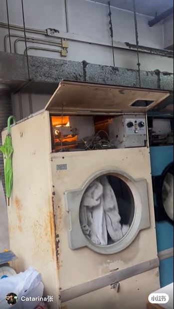 从片段可见在洗衣店内有洗衣机的机顶位置正在燃起「熊熊烈火」！