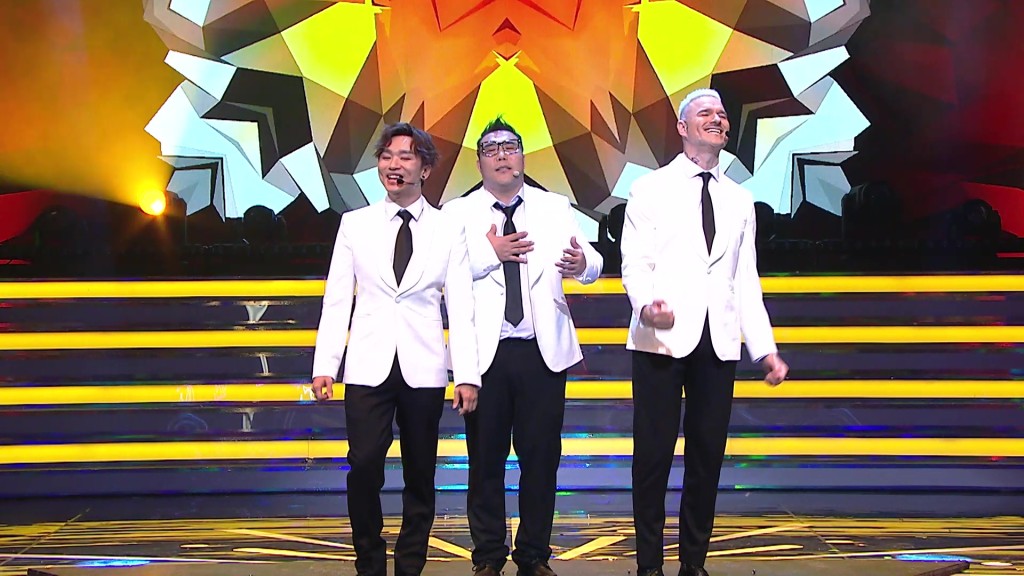 (左起)王鄭浚仁、劉洋、占士丁丁、《You Raise Me Up》。 (左起)王鄭浚仁、劉洋、占士丁丁、《You Raise Me Up》。