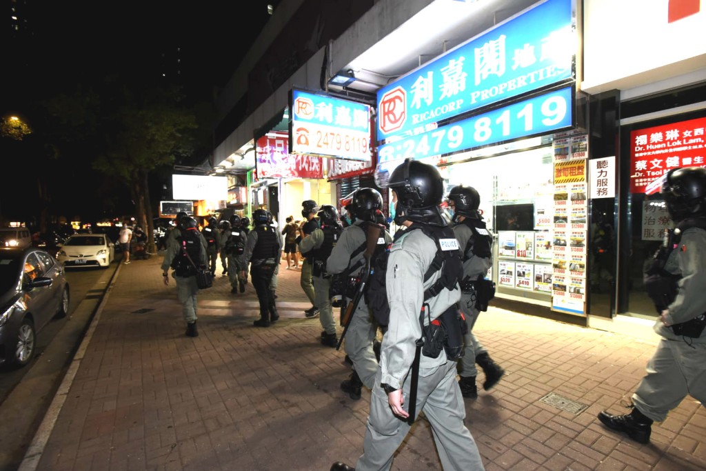大批警員在元朗一帶巡邏戒備