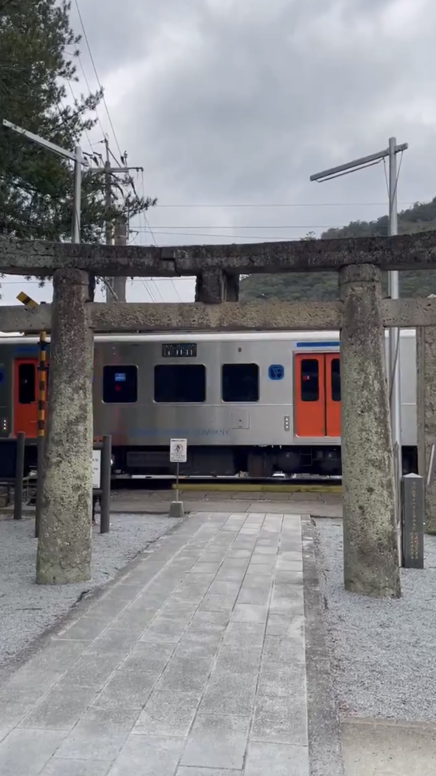陶山神社是观光热点，因神社境内有列车通过而闻名。X@ALEZELOFighter