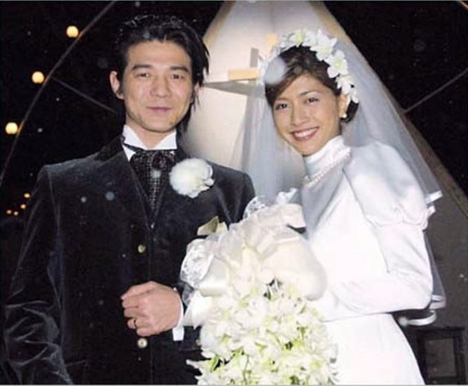 內田曾於2002年下嫁奀星吉岡秀隆，但婚姻只維持了3年。。