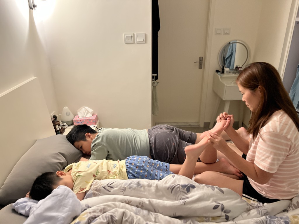 Nana媽媽育有兩子,一動一靜,她笑言互相配合、擁有良好的心理狀態、幫助孩子減壓及訂立溫習策略,有助提升溫習效率。(圖片來源:受訪者提供) Nana媽媽育有兩子,一動一靜,她笑言互相配合、擁有良好的心理狀態、幫助孩子減壓及訂立溫習策略,有助提升溫習效率。(圖片來源:受訪者提供)