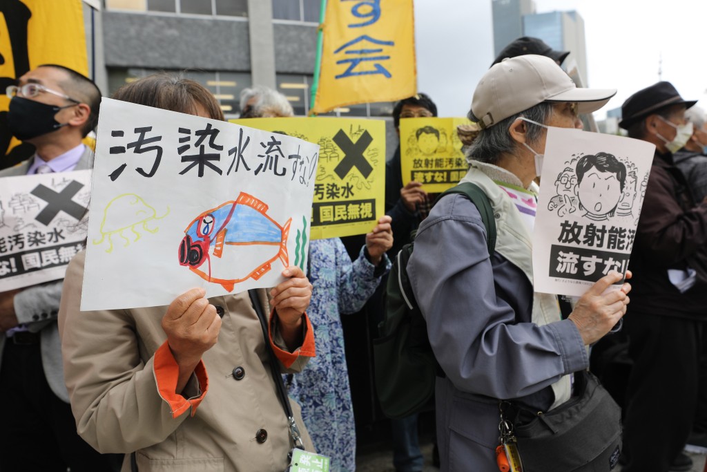 日本国内也有民众不满政府把核污水排出海。新华社