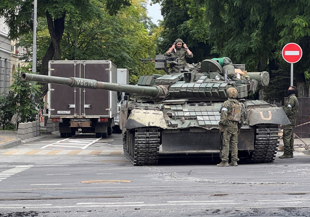 僱佣軍團裝甲車及坦克在羅斯托夫市的街頭。 路透社