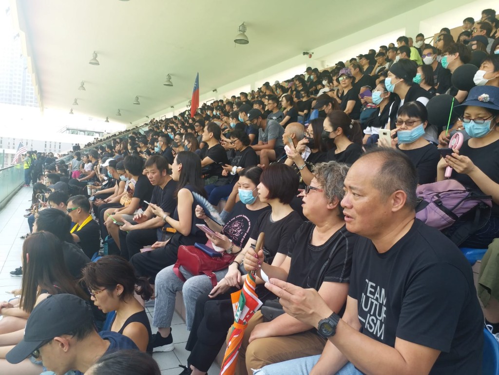 人群坐滿沙嘴道球場看台。