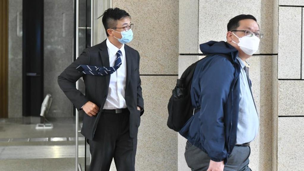 廣華醫院血管外科副顧問醫生黃善恒(左)表示,當日他在醫院的紀錄上見死者的最高血壓仍低於80,即低於轉移病人的指引要求,故當刻拒絕相關要求。陳極彰攝