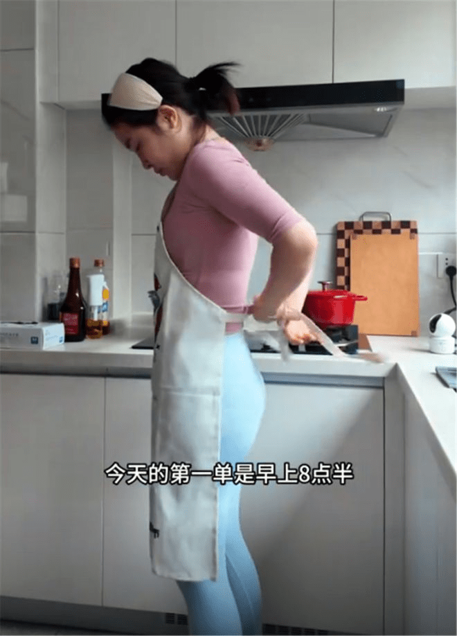「阿綠」將上門私廚的工作情況上傳短片分享平台。 「阿綠」將上門私廚的工作情況上傳短片分享平台。